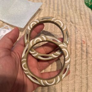 Parklane wooden Tan and White Bangle Set